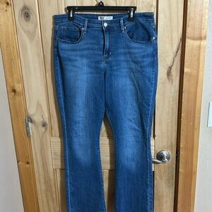 Levi’s Signature Mid-Rise Bootcut Jeans